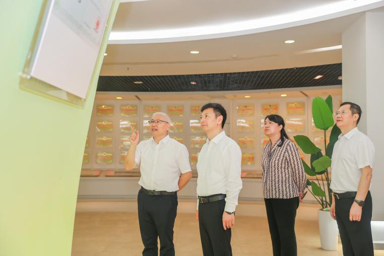 雅安市委书记廖文彬一行调研四川农业大学并看望慰问教师代表